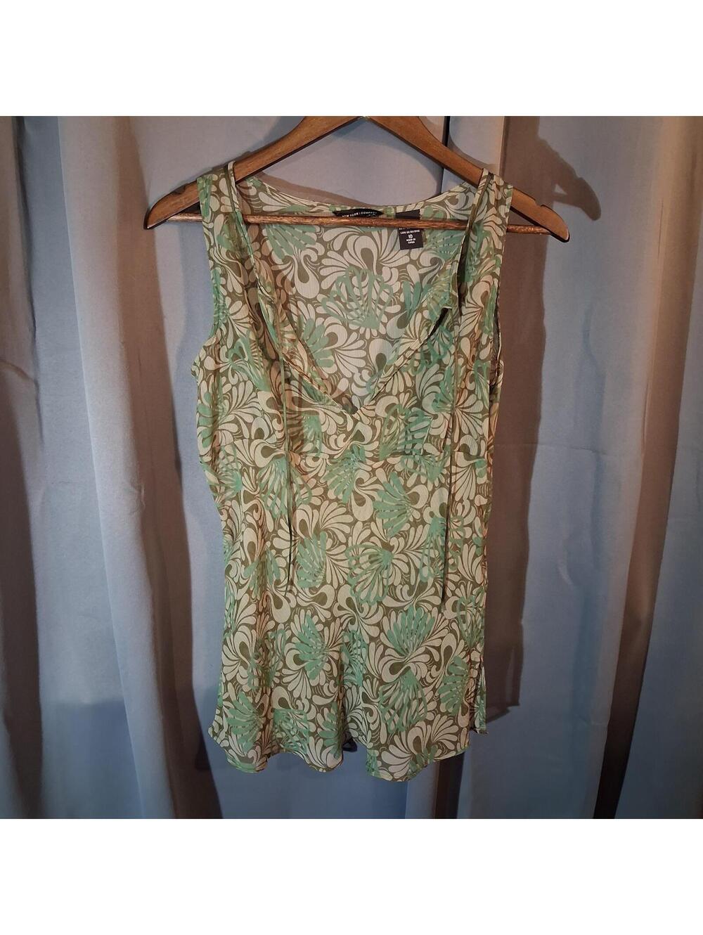 Sleeveless Floral Patterned Top with Light Green and Beige Accents